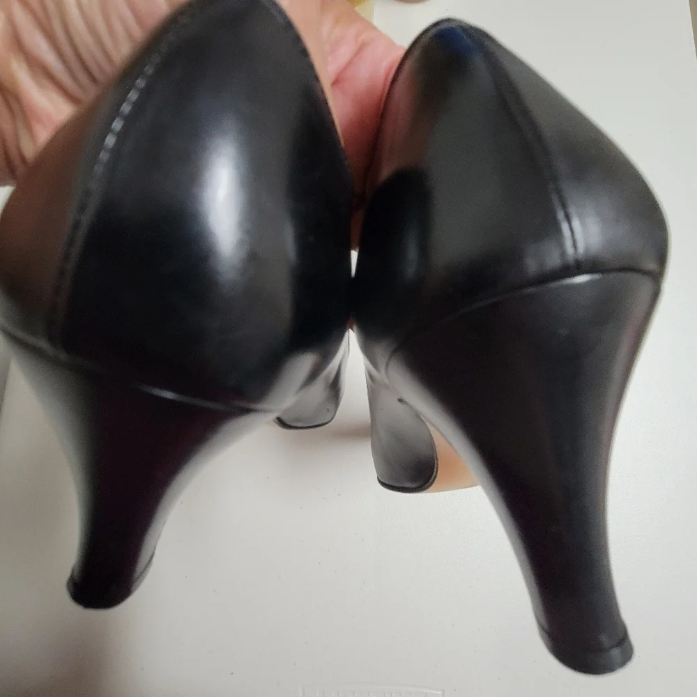 Salvatore Ferragamo Classic Leather Pump.